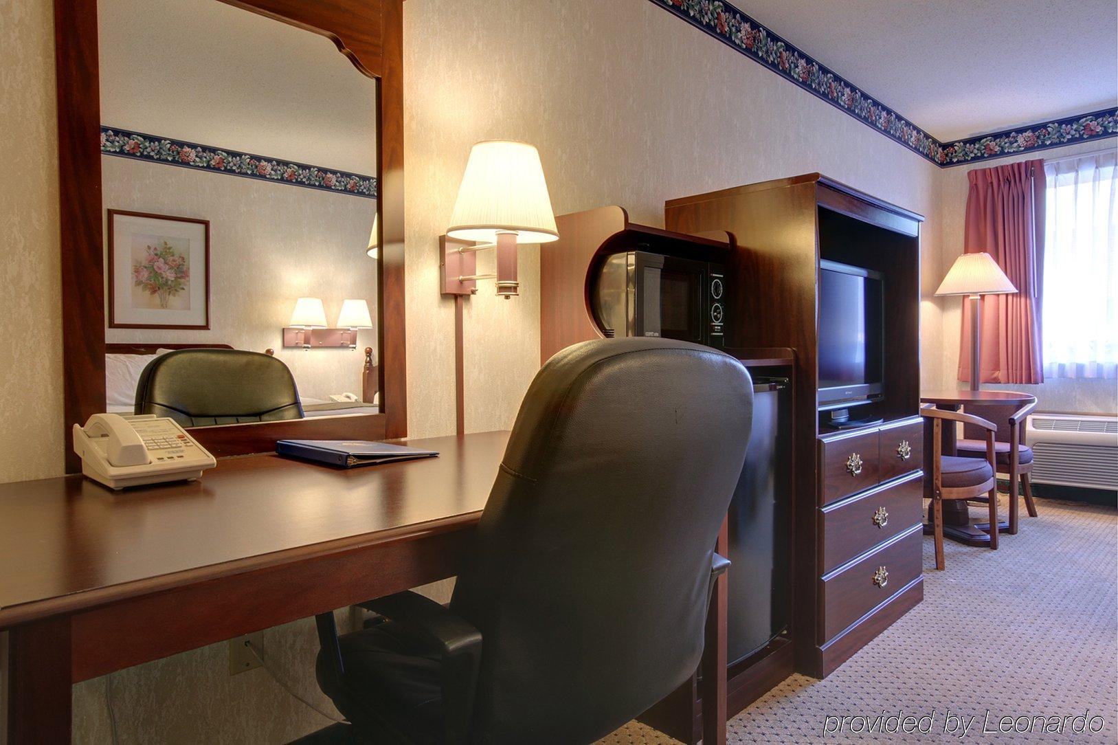 Americas Best Value Inn And Suites Saint Charles Стая снимка