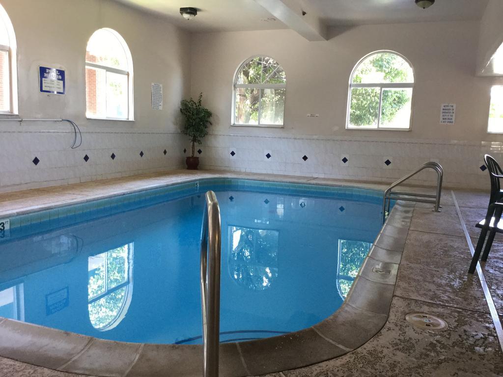 Americas Best Value Inn And Suites Saint Charles Екстериор снимка