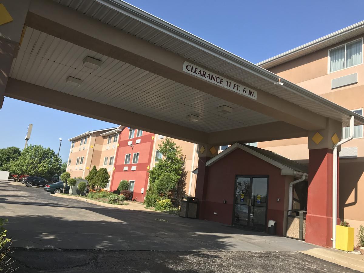 Americas Best Value Inn And Suites Saint Charles Екстериор снимка