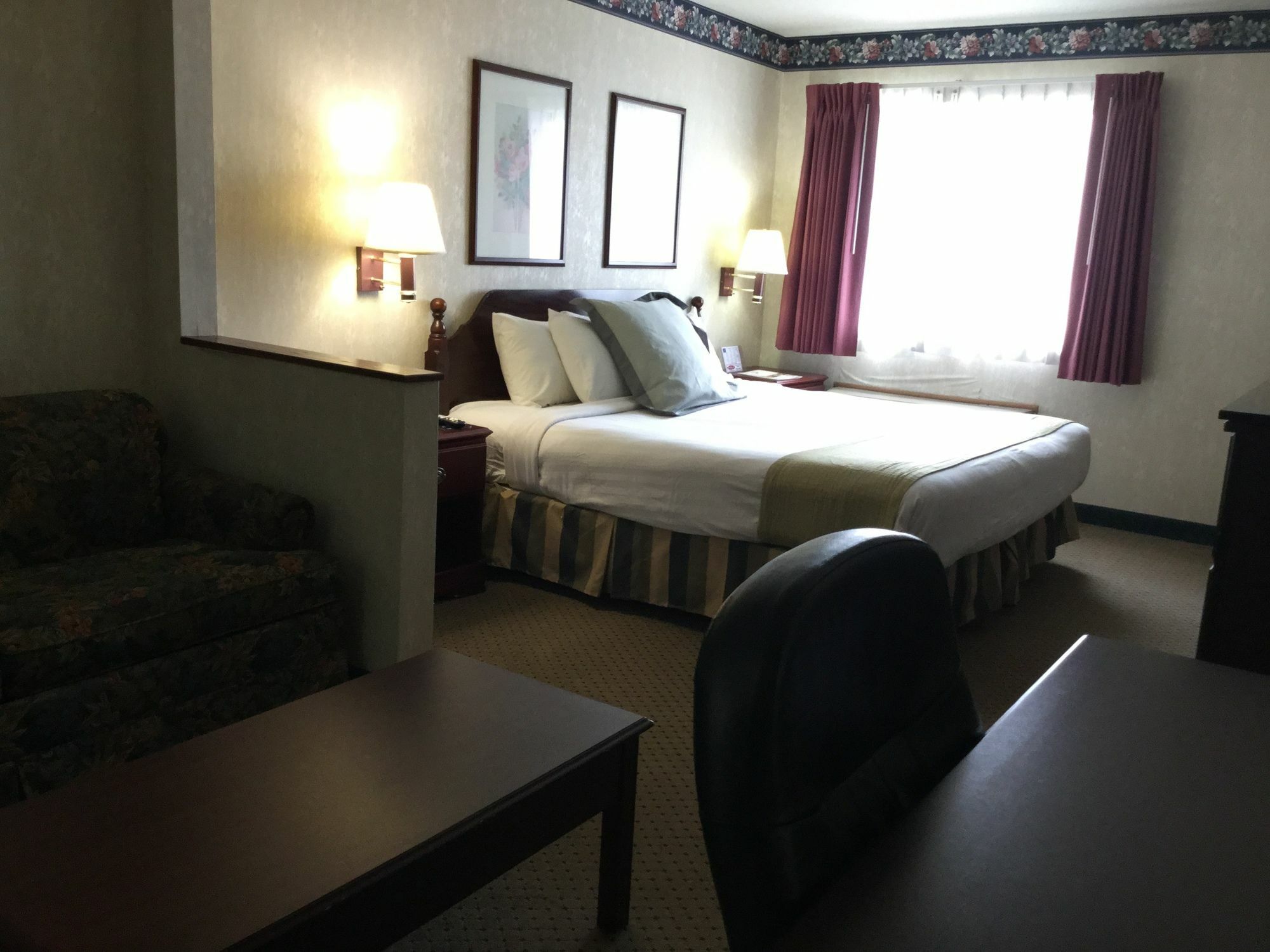 Americas Best Value Inn And Suites Saint Charles Екстериор снимка