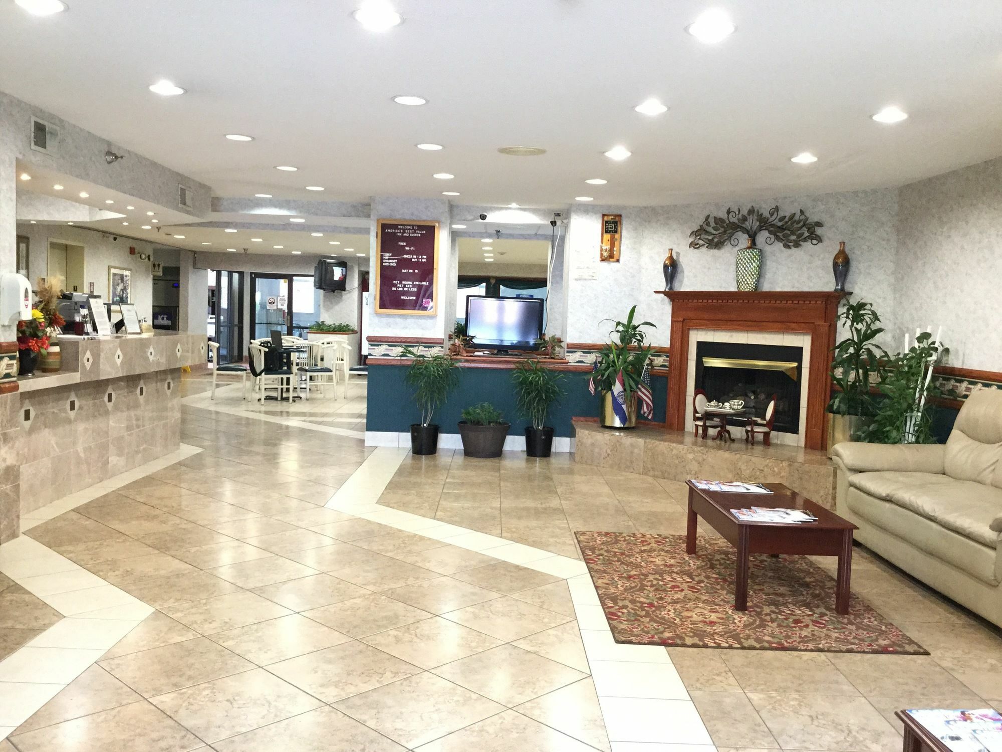 Americas Best Value Inn And Suites Saint Charles Екстериор снимка